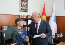 Ош шаарынын мэри Озгур айылындагы үй-бүлөгө мал сатып алууга 200 миң сом берди