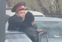 В соцсетях распространилось видео, как сотрудник милиции бьет водителя «Жигулей» с иностранными номерами