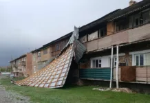Штормовой ветер в Ат-Баши сорвал крышу многоквартирного дома