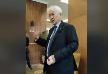 Правозащитник Турсунбек Акун получил травму в одном из отелей Бишкека