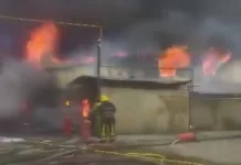 Четыре пожарных расчета тушат мебельный цех в Бишкеке.