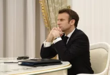 Президент Макрон публично получил пощечину от своей супруги