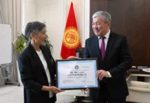 Адылбек Касымалиев альпинист Асел Байбагышевага 500 миң сом тапшырды