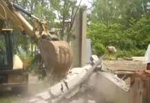 В Бишкеке снесли часть ночного клуба «Ретро-метро», забор гостиницы и 15 павильонов