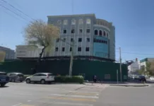 В центре Бишкека снесли здание, ранее принадлежавшее Садыру Жапарову