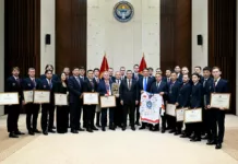 Садыр Жапаров Түркияда ийгиликке жеткен хоккейчилерге акчалай сыйлыктарды тапшырды