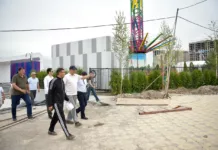 Мэру Бишкека показали новый парк с бесплатными аттракционами