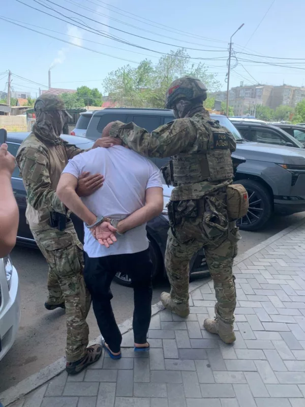 Bez nazvaniya 3 1 уюшкан кылмыштуу топторду каржылап, опузалап акча талап кылгандар кармалды