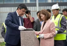 В центре Бишкека заложили капсулу под строительство подземки и парковки