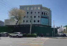 Бишкекте Садыр Жапаровго байланыштуу имарат бузулууда. Расмий түшүндүрмө