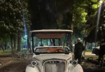 В центре Бишкека гольф-кар, катающий людей, сбил самокатчика