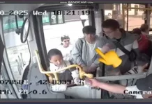 Двое парней выпрыгнули из окна автобуса во время пробки в Бишкеке