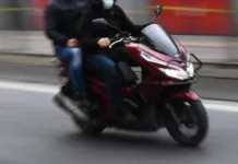 Шаардыктардын тынчын алууда. ЖК спикери жолдогу мопеддерди жөнгө салууну тапшырды