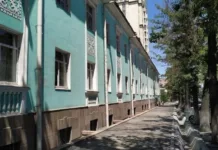 Студенты выступили против сноса здания музыкального училища имени М. Куренкеева в Бишкеке