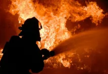 При тушении пожара на рынке в Джалал-Абаде торговцы пытались избить пожарного