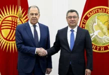 Садыр Жапаров Орусиянын тышкы иштер министри Сергей Лавровду кабыл алды