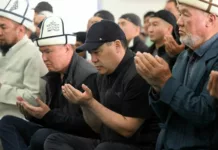 Садыр Жапаров принял участие в праздничном Айт-намазе в Чолпон-Ате