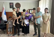 Мэр города Ош вручил ключи от квартиры родителям тройни