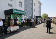 Камчыбек Ташиев открыл военный городок и вручил пограничникам ключи от квартир