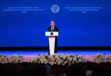 Адылбек Касымалиев медкызматкердин күнүнө карата салтанаттуу иш-чарага катышты