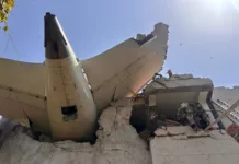 Индияда учак 242 жүргүнчүсү менен кулап