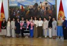 Кыргызстанок, покоривших Эверест, наградили в Жогорку Кенеше