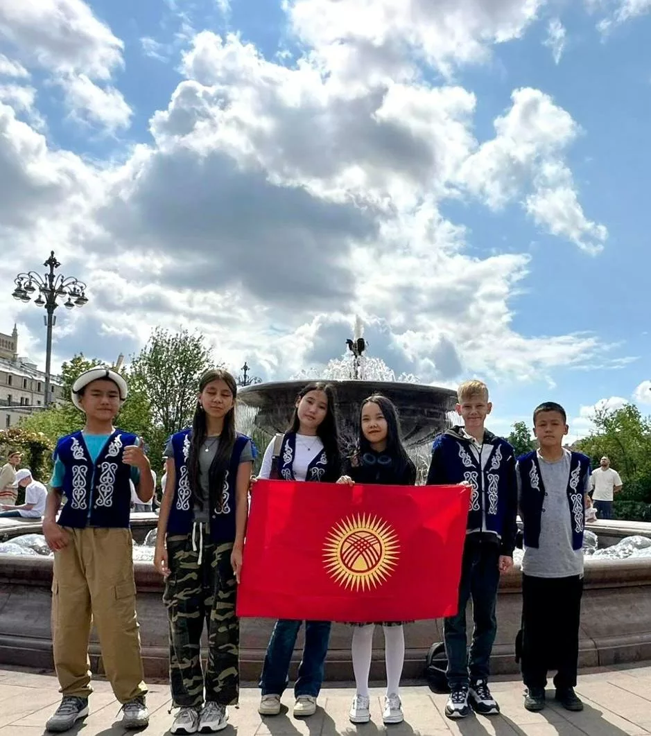 Whatsapp image 2025 06 04 at 11. 22. 43 1 бишкекская школьница покорила сердца песней «ата эне» на московском празднике «солнечный круг»