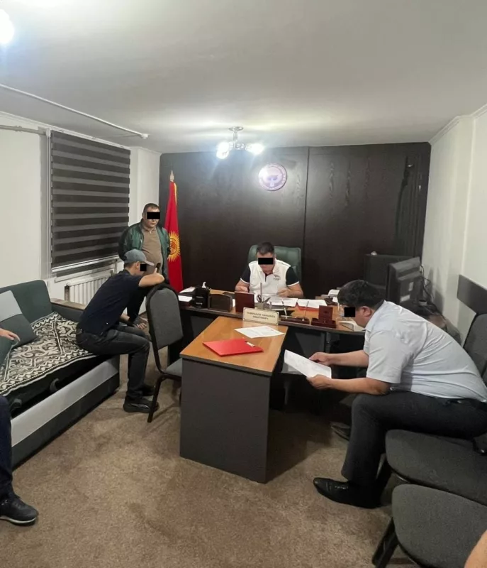 Whatsapp image 2025 06 10 at 14. 27. 14 1 кол алдындагылардан акча талап кылган. Кадамжайда милиция кызматкери кармалды
