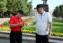 Торага парламента Кыргызстана подарил машину семье с 14 детьми