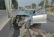 На трассе Бишкек — Ош легковушка врезалась в разделительное ограждение, водитель погиб