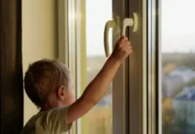 Бишкекте 2 жаштагы бала 14-кабаттан кулап, чарчап калды