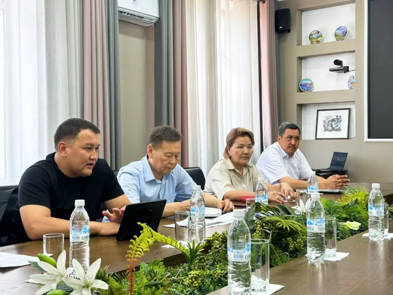 Photo 5377556551222555052 y эрмат джумаев талас облусунда медициналык кадр жетишсиздигин чечүү жолдорун талкуулады