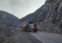 Камнепад на автодороге Арал-Казарман. Дорогу расчистили и открыли проезд в одну колею