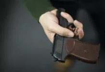 Бишкекте эшикке мылтыкчан чыгып, көчөдөгү үч жигитти карай ок чыгарган киши кармалды