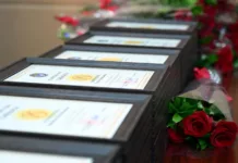 Мектеп бүтүрүүчүлөрүнө «алтын сертификаттар» жана ноутбуктар тапшырылды