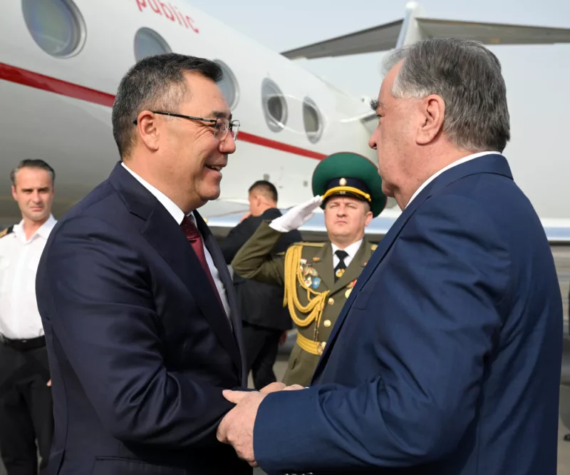 3398042. A36e99a1255ff143e5bb10f262168a2e садыр жапаров прибыл с государственным визитом в таджикистан. Его встретил эмомали рахмон
