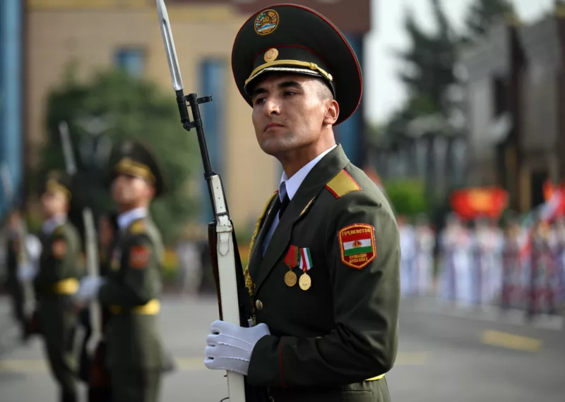 3398046. 077c6721aa1ed932db748ed829ae3b1e садыр жапаров прибыл с государственным визитом в таджикистан. Его встретил эмомали рахмон