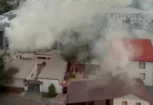 В Бишкеке горит здание музыкальной школы имени Мукаша Абдраева. Его недавно отремонтировали.