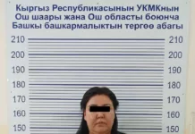 Өзгөндө башкы дарыгер 300 миң сом пара берип жаткан жеринен кармалды