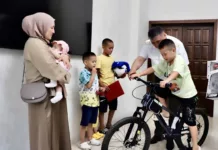 Камчыбек Ташиев 6 балалуу энеге эки бөлмөлүү батир тапшырды