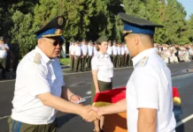 Камчыбек Ташиев вручил первые воинские звания и дипломы выпускникам