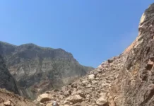 На альтернативной трассе север — юг произошёл камнепад, движение временно остановлено