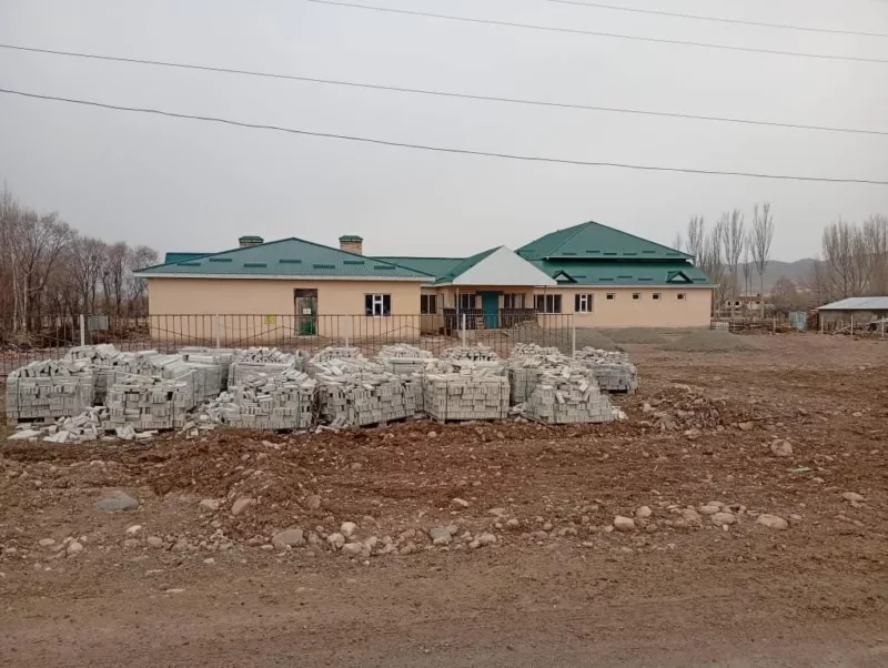 Whatsapp image kshfz4b. Max 2560x1440. Format webp. Jpegquality 90 взяли деньги и не достроили школу. Гкнб кр задержаны чиновник и глава строительной фирмы