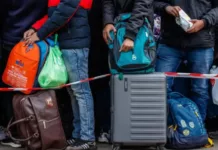 Из Ирана эвакуировали 42 кыргызстанца