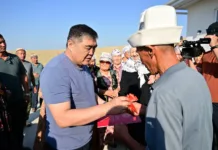 Камчыбек Ташиев Сузактын тургунуна үй куруп берди