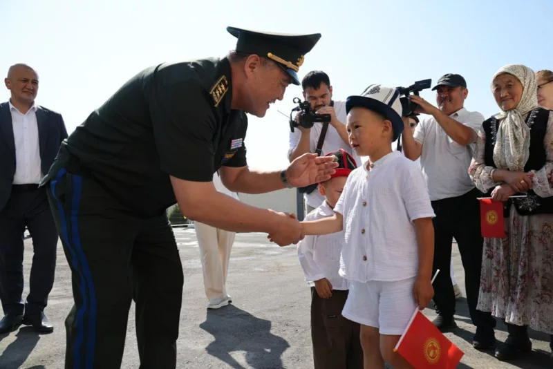 Photo 5463170505155672885 y ташиев вручил пограничникам в тамчи ключи от служебных квартир