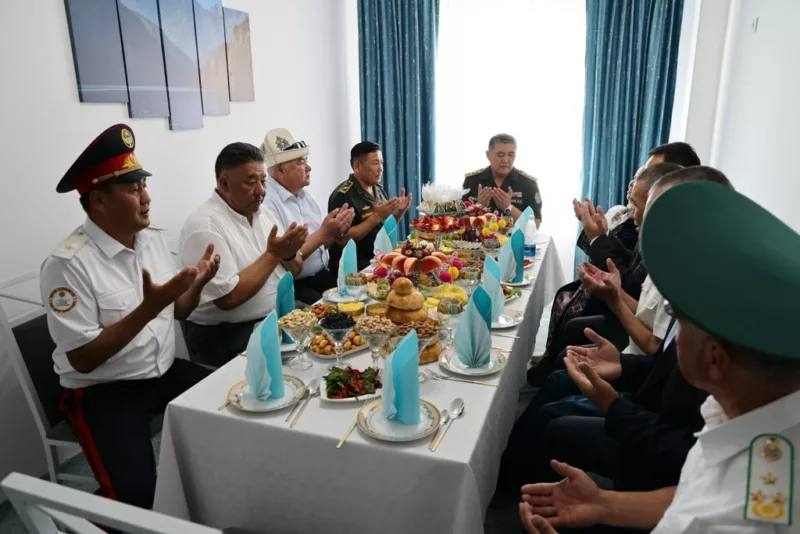 Photo 5463170505155672895 y ташиев вручил пограничникам в тамчи ключи от служебных квартир