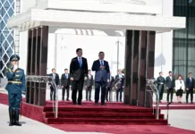 Официальная церемония встречи президентов Кыргызстана и Монголии состоялась в Бишкеке