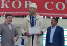 Ошто Николай Валуевге калпак кийгизип, чапан жабышты