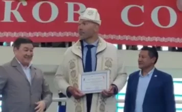 Ошто Николай Валуевге калпак кийгизип, чапан жабышты